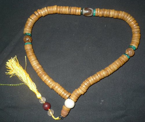 Mala 108 beads and 3 dzi beads Mala 108 beads and 3 dzi beads