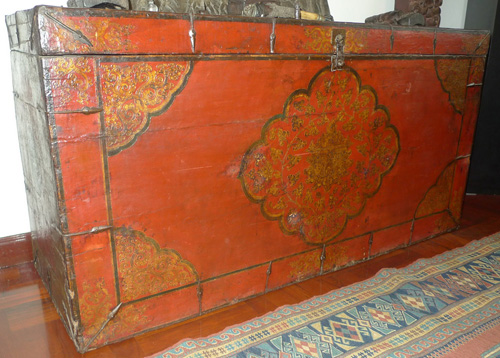 Tibetan chest w. motive drawn by ghesso Tibetan chest w. motive drawn by ghesso