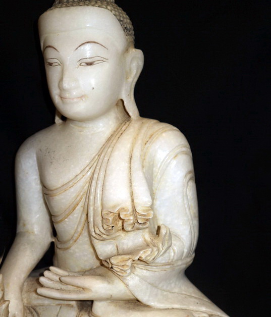 Mandalay Buddha w. carved robe