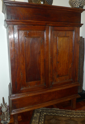 Cupboard w. floating panels