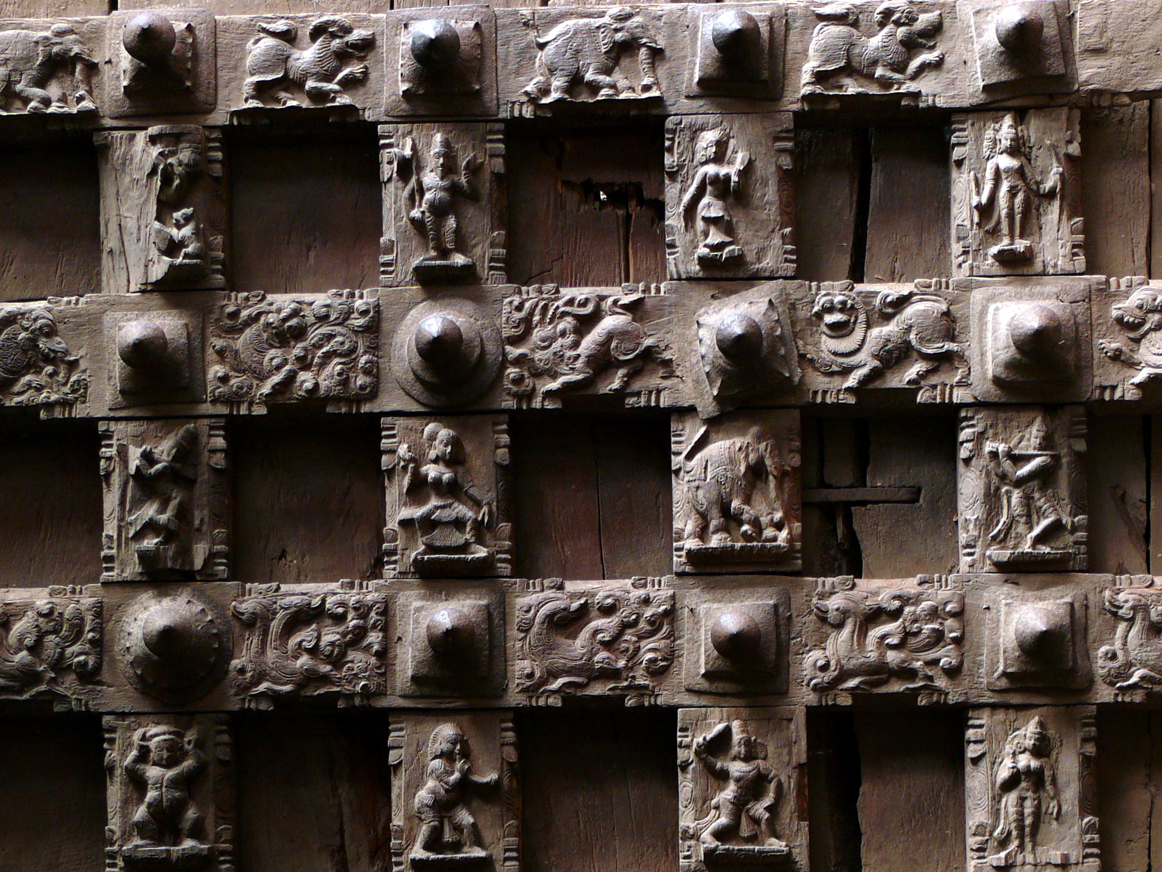 Wooden doors, South India, copyright lasiate.com